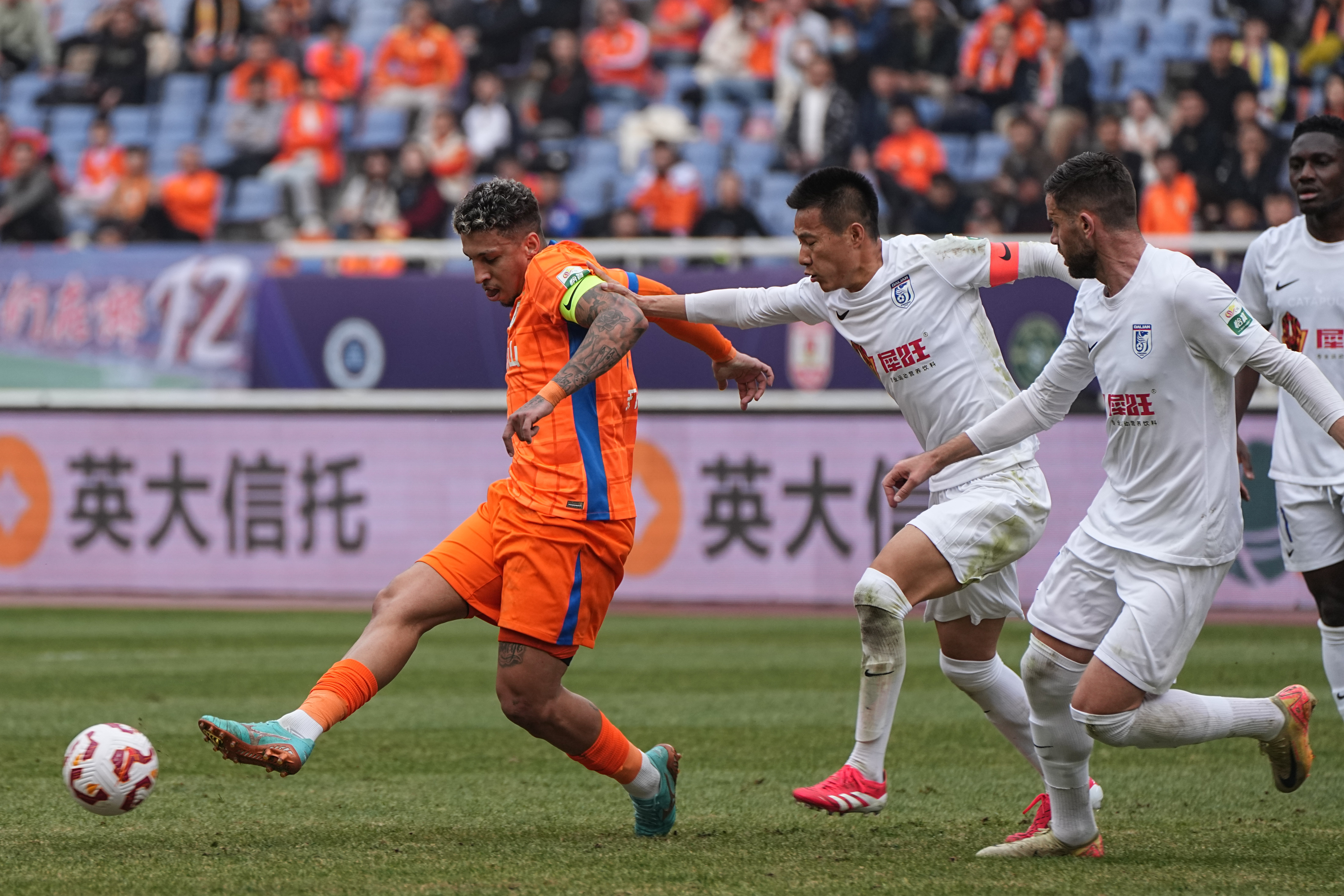 重磅足球比赛即将揭开序幕，球员们备战状态佳