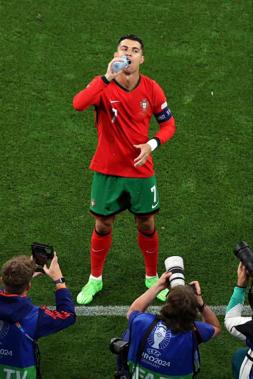 包含意大利足球风云变幻，传奇球星耀眼登场的词条