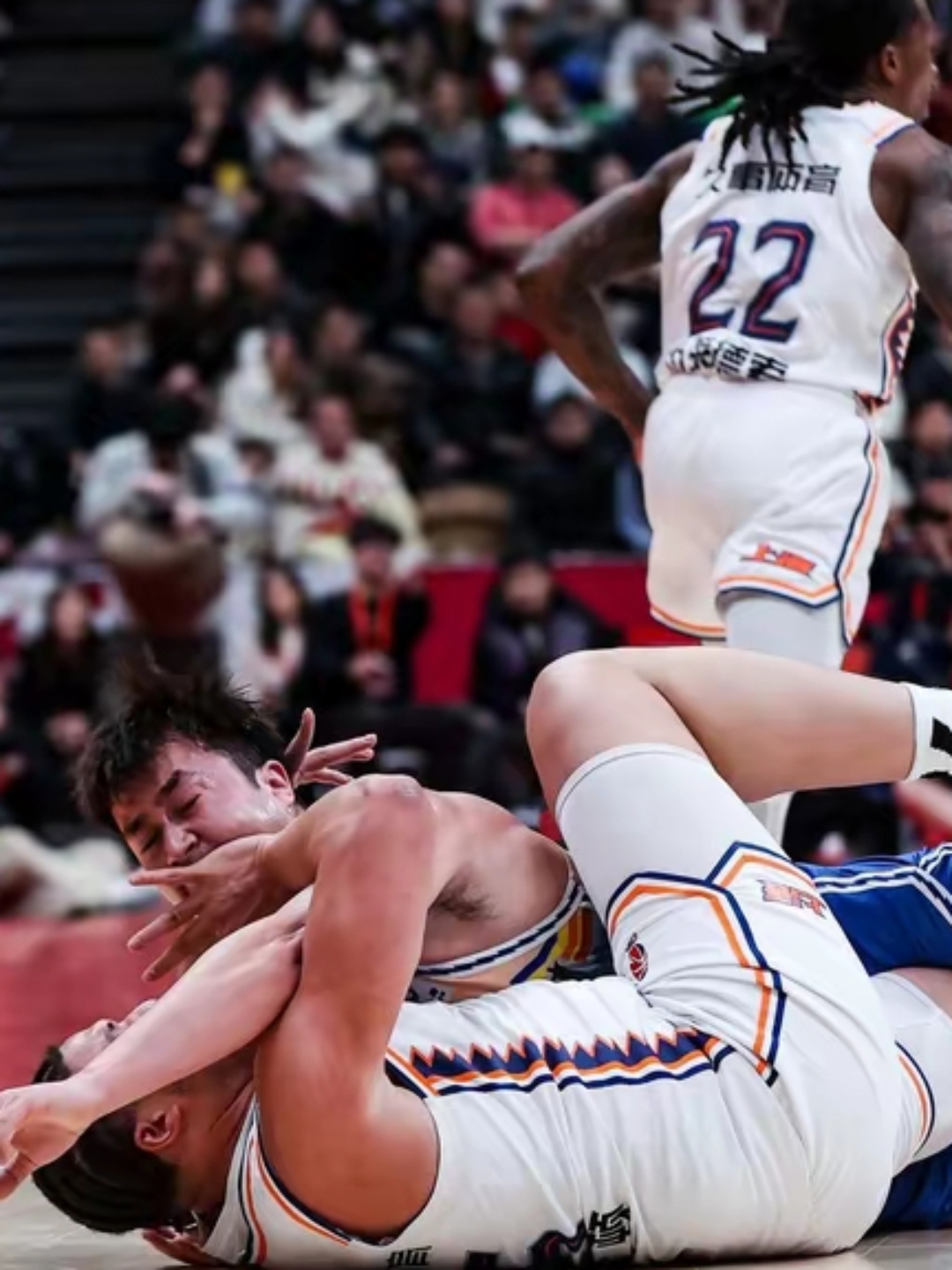 场上纷争令人扼腕，球队险胜