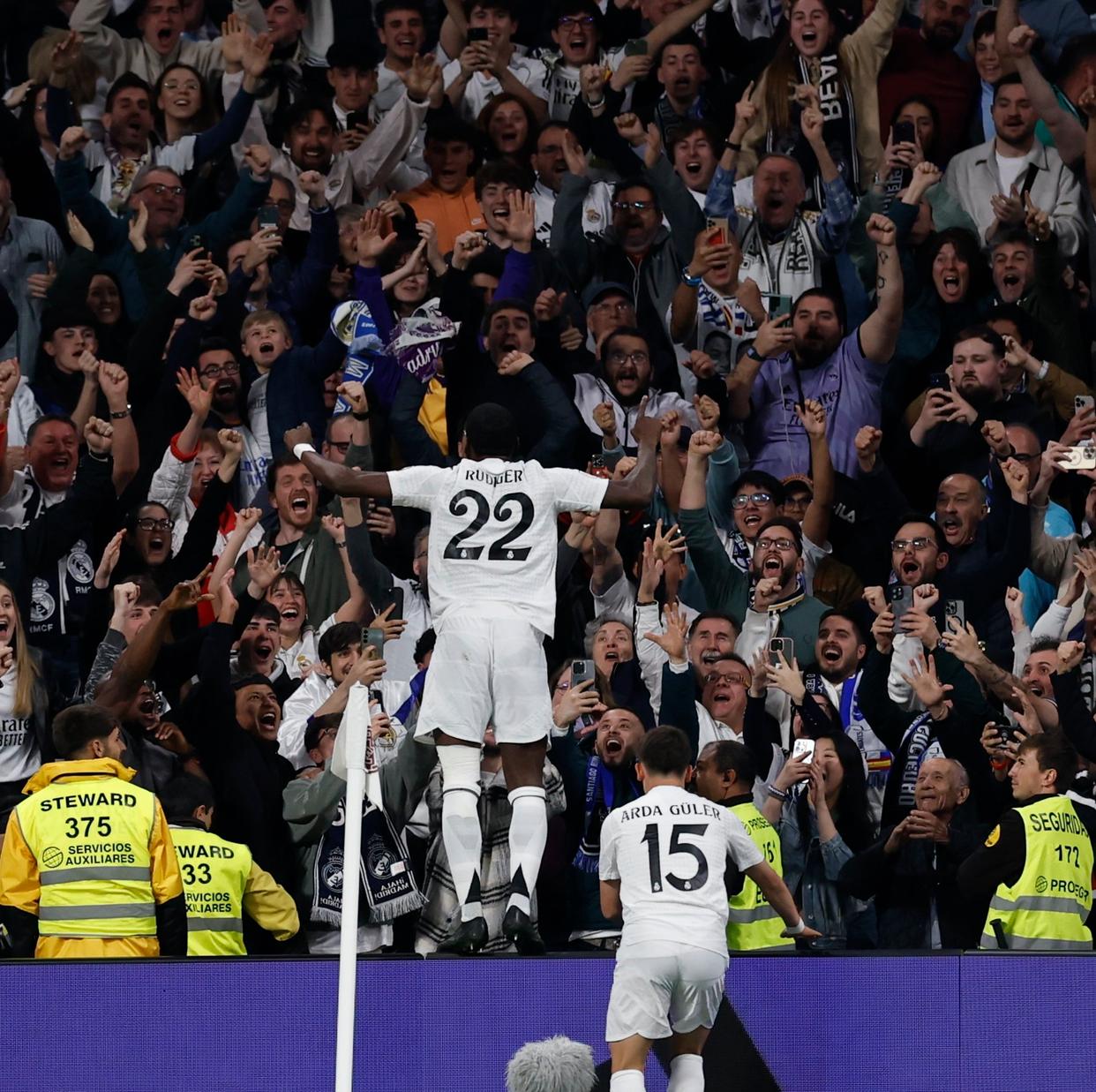 关于狂欢！皇马球迷为球队壮举庆祝的信息