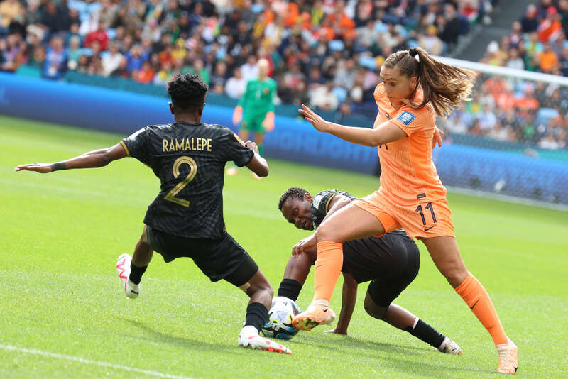 荷兰女足选手备战国际比赛，谱写新的辉煌