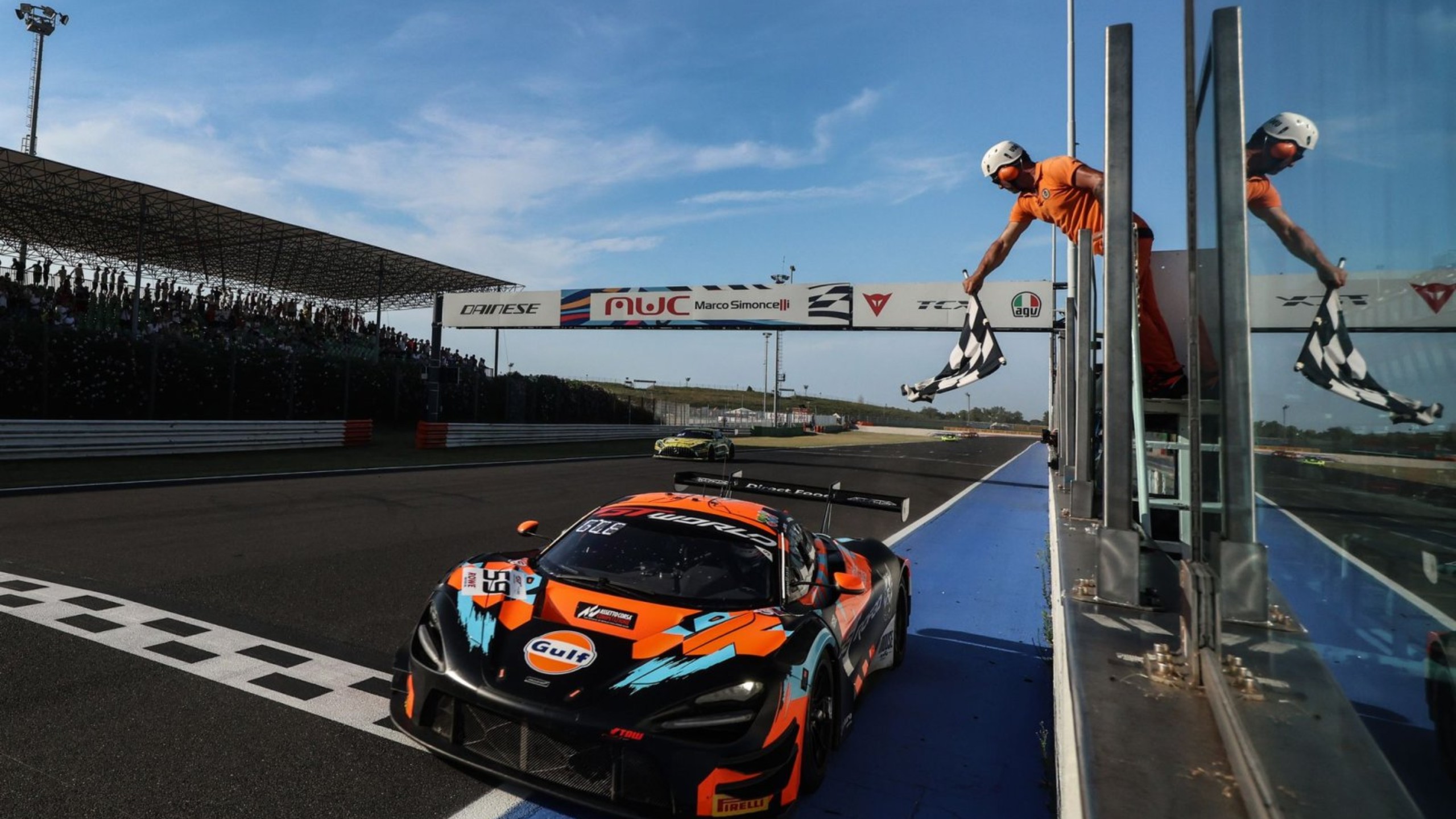 迈凯伦碾压阿斯顿马丁,佩雷兹点燃赛场 迈凯伦碾压阿斯顿马丁,佩雷兹点燃赛场