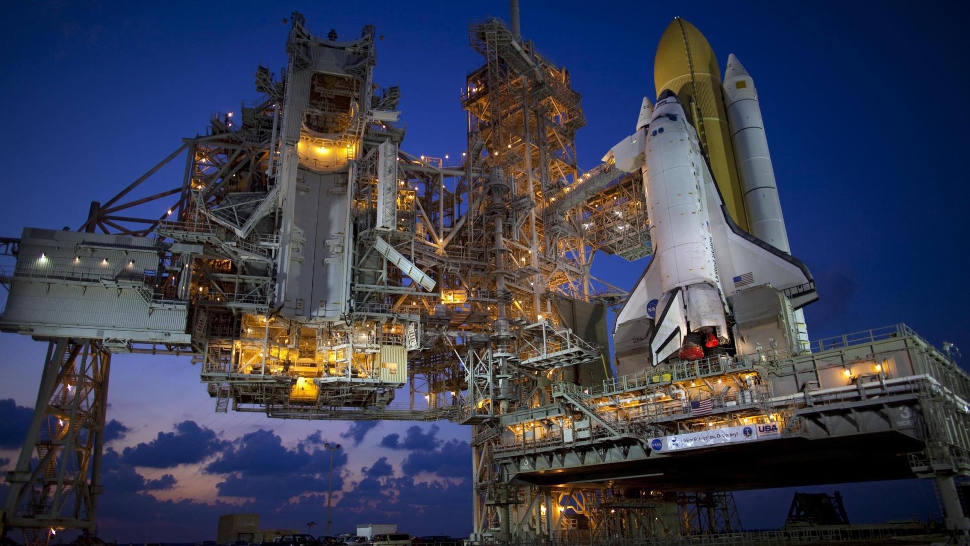 赛道与绿茵场的双线狂想曲,当红色闪电掠过,黄金一代在叹息中落幕